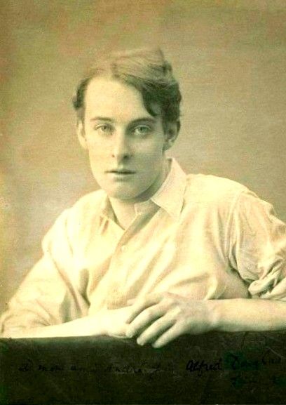 Lord Alfred 'Bosie' Douglas, the inspiration behind Oscar Wilde's work Alfred Douglas, Lord Alfred Douglas, Sing Me To Sleep, Francis Picabia, Marcel Proust, Vintage Portraits, Oscar Wilde, Classic Literature, Historical Photos