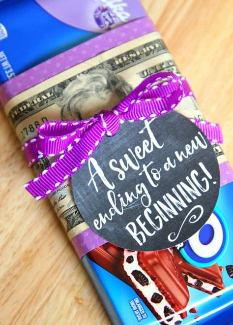 Cute Gifts For Him, Gift Ideas Graduation, Money Gift Ideas, Candy Bar Gifts, Preschool Graduation Gifts, Money As A Gift, Graduation Money Gifts, Graduation Gifts For Friends, Diy Graduation Gifts