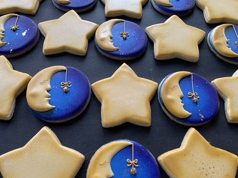 Star Cookies Royal Icing, Moon Cookies Decorated, Celestial Cookies, Moon Sugar Cookies, Eclipse Cookies, Star Cookies Decorated, Sugar Cookies Icing, Cloud Cookie, Starry Wedding