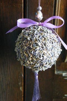 Lavender Wands, Lavender Uses, Lavender Crafts, Lavender Recipes, Lavender Cottage, Growing Lavender, Dried Lavender Flowers, Lavender Wreath, Lavender Garden