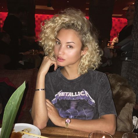 Short Blonde Curly Hair, Blonde Curly Bob, Rose Bertram, Angled Bob Hairstyles, Curly Hair Photos, Blonde Curly Hair, Hairstyles For Curly Hair, Hot Hair Styles, Curly Hair With Bangs