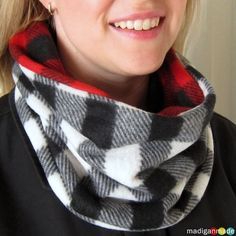 how-to-sew-a-simple-scarf-cowl Diy Cowl, Fleece Ideas, Fleece Sewing, Fleece Sewing Projects, Sewing Scarves, Fleece Crafts, Fleece Projects, Infinity Scarfs, Fleece Hats