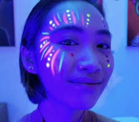 Neon Festival Face Paint, Easy Neon Face Paint Ideas, Neon Face Painting Ideas, Simple Neon Face Paint, Uv Light Makeup Ideas, Glow In Dark Face Paint Ideas, Glow In The Dark Face Paint Ideas Easy, Uv Face Paint Ideas Simple, Face Paint Neon