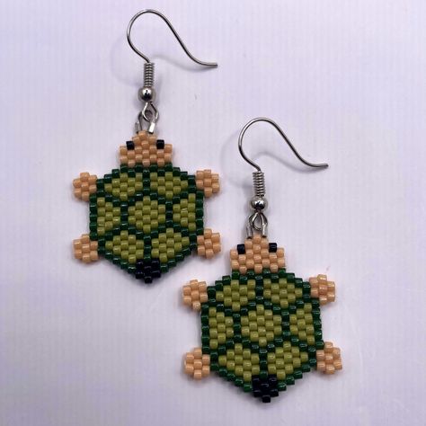 Turtle Beads Pattern, Beaded Earrings Animals, Beaded Turtle Earrings, Brick Stitch Pattern Earring, Beaded Turtle, Beaded Critters, Beaded Patterns, Miyuki Beads Pattern, Woven Jewelry