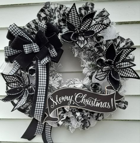 Black Christmas Wreath Ideas, Black And White Christmas Wreaths, Black And White Christmas Wreath, Black Christmas Wreath, White Mesh Wreath, White Wreaths, Black And White Wreath, Christmas Door Decoration, Black And White Christmas