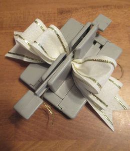 How to use a Bowdabra bow for a simple elegant gift : Bowdabra Bowdabra Bows Tutorials, Bowdabra Bows, Bow Making Tutorials, Diy Wreath Bow, Make Hair Bows, Bow Maker, Christmas Bows Diy, Ribbon Ideas, Homemade Bows