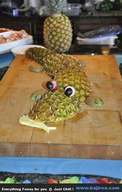 Pineapple Alligator Fruits Decoration, Decorações Com Comidas, Creative Food Art, Food Carving, Fruit Carving, Snacks Für Party, Safari Party, Fun Kids Food, Food Crafts