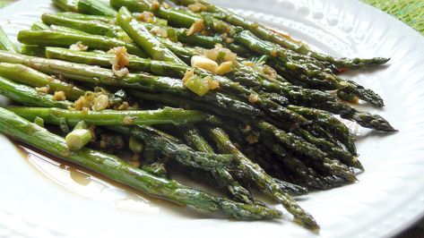 Roasted Asparagus with Ginger Soy Sesame Dressing @ TotallyChefs Ginger Sesame Dressing, Sesame Dressing, Peanut Butter Oatmeal Cookies, Fresh Asparagus, Tasty Kitchen, Pear Trees, Spring Vegetables, Roasted Asparagus, Banana Healthy