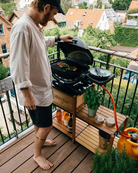 Is there anything more that screams summer than grilling on summer evenings. Bbq Balcony, Balcony Barbecue, Balcony Bench, Balcony Chairs, Balcony Grill, Covered Balcony, Plant Maintenance, Drawing Interior, Parasol Base