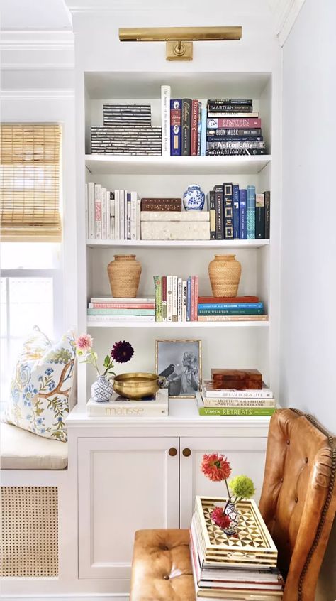 Should You Organize Your Books by Color? Experts Weigh In Quirky Bookshelf, Styled Bookshelves, Book Shelf Styling, Built In Bookshelves, Pure Salt Interiors, Books By Color, Styling Shelves, Bookcase Organization, Bookshelf Organization