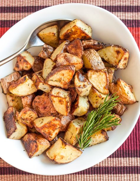 Rosemary Roasted Potatoes, Cooking The Perfect Steak, Roasted Potato Recipes, Pan Seared Chicken, Potato Recipes Side Dishes, Potato Sides, Juicy Steak, Potato Side Dishes, Steak Dinner