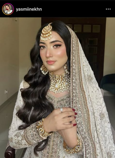 Bridal Hair With Dupatta, Desi Bride Hair Down, Walima Brides Hairstyles, Pakistani Bridal Hairstyles With Dupatta, Open Hair Bride, Walima Hairstyles, Nikkah Hairstyles, Valima Makeup, Nikkah Hair