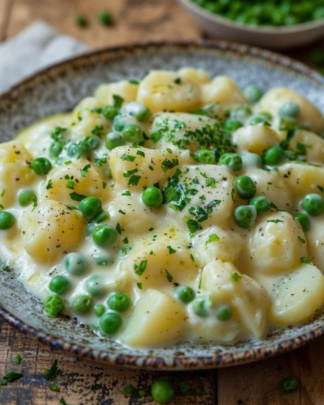 White Beans And Potatoes, Peas And Dumplings Recipes, Potato And Vegetable Casserole, Creamed Potatoes Recipe, Potato Supper Ideas, Creamed Potatoes And Peas, Peas Recipe Healthy, Creamed Peas And Potatoes, Food Potatoes