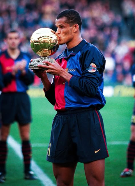 Rivaldo Barcelona, Coutinho Liverpool, Football Brazil, Football Celebrations, Milan Ac, Street Football, Soccer Legends, Rivaldo, Barcelona Team