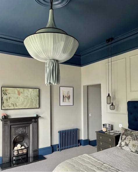 Art Room Ceiling, Earth Tone Walls, Mid Century Moody, Blue Ceiling Bedroom, Retreat Bathroom, Farrow And Ball Bedroom, Blue Ceiling, Painted Ceilings, Stiffkey Blue