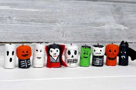 Upcycled Wine Corks, Wine Cork Projects, Craft Cupboard, Cork Projects, Halloween Figures, Halloween Characters, Champagne Corks, Halloween Wine, Wine Cork Crafts