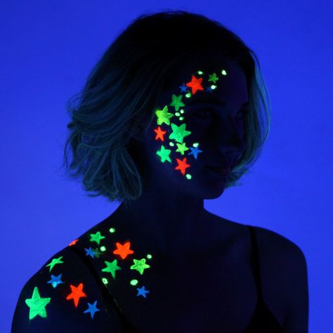 Glow In The Dark Dance Outfit, Glow Paint Makeup Ideas, Glow In The Dark Costume, Glow In Dark Makeup Ideas, Glow In The Dark Photoshoot, Glow In The Dark Face Paint, Glow In The Dark Halloween Costumes, Glow In The Dark Outfits, Glow In The Dark Aesthetic