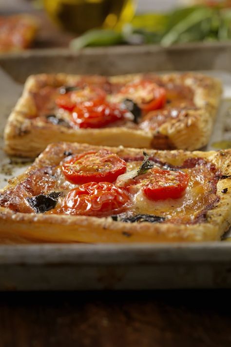 Cooking Upside Down, Easy Puff Pastry Snacks, Upside Down Cooking, Upside Down Cooking Puff Pastry, Upside Down Tomato Tart, Upside Down Tart Puff Pastry Savory, Puff Pastry Upside Down Tarts, Upside Down Puff Pastry Savory, Upside Down Tarts