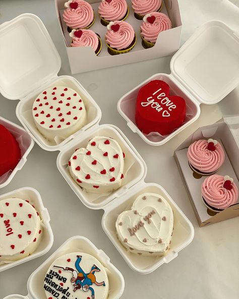 Bento Box Cake For Boyfriend, Bento Cake Design Valentines, Bento Cake For Valentines Day, Mini Valentines Cakes, Valentines Lunchbox Cake, Valentine’s Day Mini Cakes, Valentine Mini Cakes, Pasteles San Valentin Ideas Mini Cakes, Mini Valentines Day Cakes