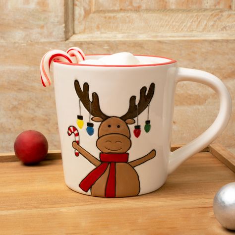 Pottery Painting Ideas Christmas Coffee Mugs, Mug Painting Ideas Christmas, Christmas Mug Painting Ideas, Diy Christmas Mugs, Holiday Pottery, Winter Kitchen, Mug Drawing, Ceramic Cafe, Painted Coffee Mugs