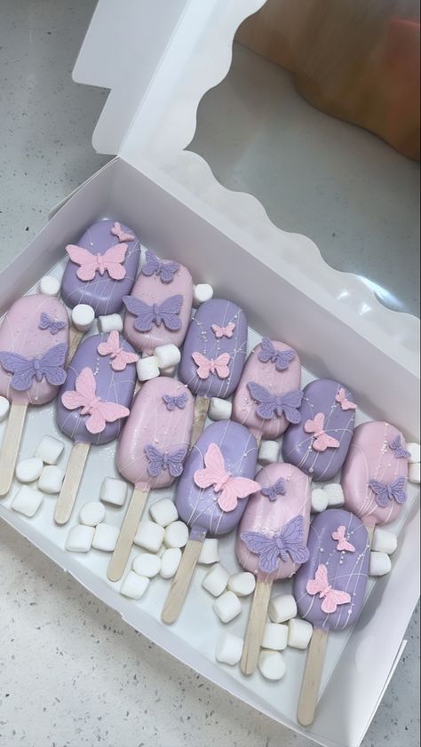 Cake Pops Butterfly Theme, Pastel Party Food Ideas, Butterfly Cupcakes Purple, Cake Pops Butterfly, Butterfly Candy Table Ideas, Purple Butterfly Quinceanera Theme Cake, Pastel Purple Birthday Theme, Purple Cake Pops Ideas, Lilac Cake Pops