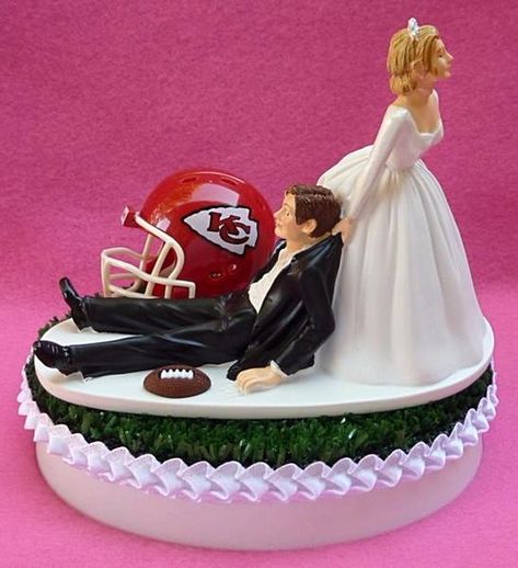 A fun, unique wedding cake topper (complete with actual Astroturf) for all the Kansas City Chiefs football fans from FunWeddingThings.com! Vikings Wedding, Sports Turf, Baltimore Ravens Football, Seattle Seahawks Football, Minnesota Vikings Football, Philadelphia Eagles Football, Ravens Football, Viking Wedding, Seahawks Football