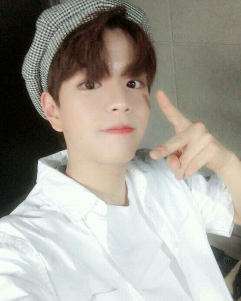 Seungmin Cute, Love Shot, Kim Seungmin, Savage Kids, Stray Kids Seungmin, Kids Icon, Homeless Children, Crazy Kids, Lee Min Ho