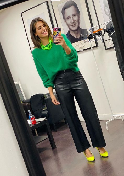 Nuria Roca desvela cómo combinar los pantalones de cuero en primavera Looks Chic, Green Sweater, Winter Fashion Outfits, Office Outfits, Work Fashion, Moda Fashion, Couture Fashion, Look Fashion, Classy Outfits