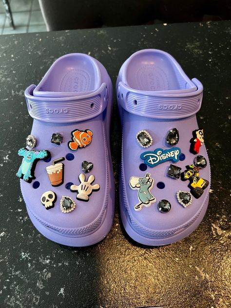 Crocs Inspiration, Crocs Aesthetic, Crocs With Charms, Disney Crocs, Vetements Shoes, Trendy Slippers, Blue Crocs, Crocs Fashion, Crocs Jibbitz