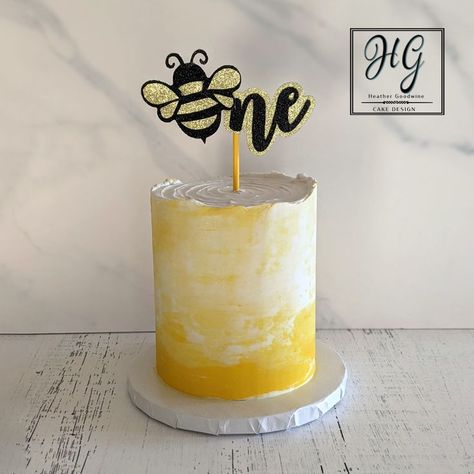 Yellow ombre bee smash cake Bee Smash Cake, Bee Day, Ombre Cake, Yellow Ombre, Bee Birthday, Yellow Cake, First Birthday Cakes, Birthday Cake Kids, Smash Cake