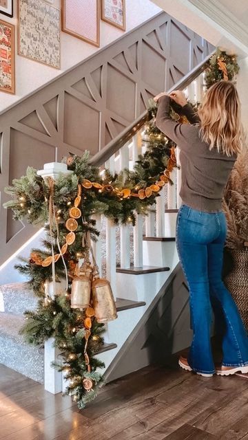 Staircase Garland Christmas Bows, Thanksgiving With Christmas Decorations, Garland With Oranges, Garland With Orange Slices, Rustic Christmas Garland Diy, Thanksgiving Staircase Decor, Diy Dried Orange Garland, Orange Christmas Garland, Fall Banister Decor