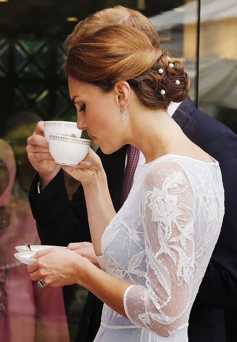 Taking Afternoon Tea Like the British - 31 Daily Kate Middleton Stil, Moda Kate Middleton, Royal Hairstyles, Old Hollywood Waves, Herzogin Von Cambridge, British Tea, Cambridge Family, Tea Party Food, Middleton Style