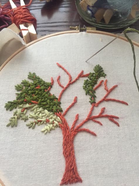 Oak Tree Embroidery, Embroderie Patterns Free, Embroidery Tree, Leaves Embroidery, Landscape Art Quilts, Embroidery Leaf, Tree Embroidery, Moms Crafts, Embroidery Stitches Tutorial