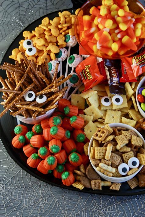 Candy Charcuterie, Halloween Charcuterie Board, Easy Halloween Party Food, Halloween Appetizers Easy, Easy Halloween Snacks, Halloween Snacks For Kids, Postres Halloween, Kids Halloween Food, Halloween Party Food