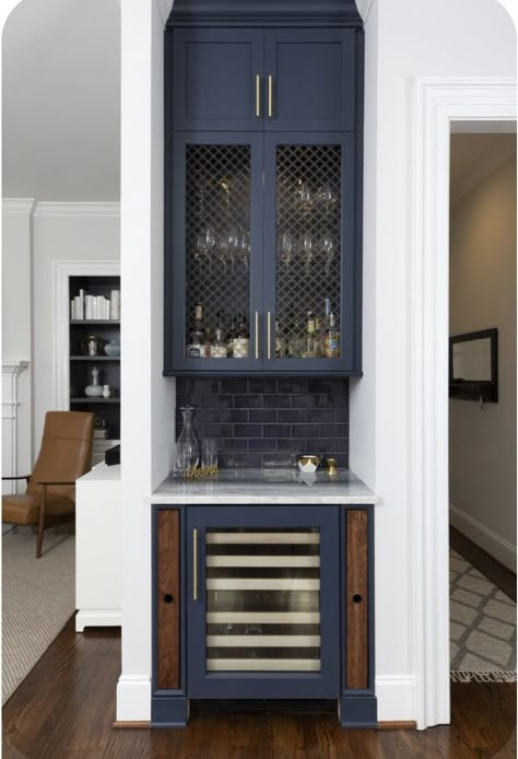 Harmony In Design, Small Bars For Home, Wet Bar Ideas, Bar Nook, Coin Bar, Home Bar Rooms, Small Bars, Large Kitchen Island, Built In Bar