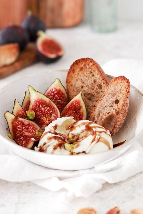 Two minutes and two main ingredients! Thats all you need to make this lovely and delicious burrata with fresh figs! Add three more minutes for the bread and topping! This dish is perfect to serve as a light lunch, starter or side dish. #fallfood #sidedish #easyrecipe #vegetarianrecipes #glutenfreefood #glutenfreerecipes #glutenfritt #godmat #recept #sallad #förrätt #middag #burrata #figs #fikon #vegetariskt #freshfood #hälsosam #nyttigmat Vegetarian Gluten Free, Grilled Bread, Fresh Figs, Gluten Free Eating, Light Lunch, Gluten Free Bread, Eating Healthy, Gluten Free Vegetarian, Tasty Dishes