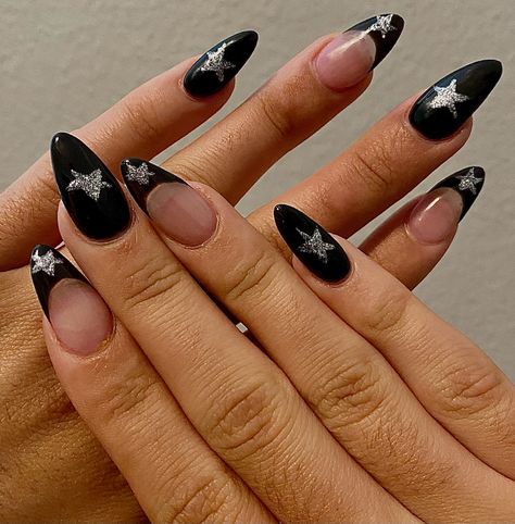 Short Square Acrylic Nails Chrome, Black Nails With Silver Stars, Black And Silver Star Nails, Black And Silver Birthday Nails, Black Stars Nails, Black Nails Silver, Silver Star Nails, Silver And Black Nails, Chrome Star Nails