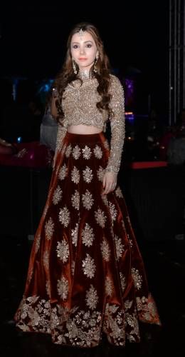 Love this Lehnga Dress, Salwar Kamiz, Indian Bridal Dress, Indian Bridal Wear, Glam Look, Pakistani Bridal Dresses, Party Wear Lehenga, Pakistani Wedding Dresses, Indian Wedding Outfits