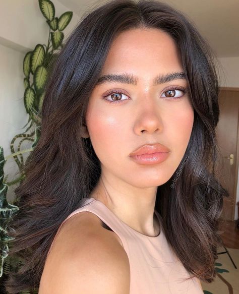 Claudia Neacsu on Instagram: “Sun kissed look on my beautiful @biancatudorr using @poutcase Irresistible Tan foundation to add warmth to the skin and also as lip…” Claudia Neacsu, Natural Dewy Makeup, Sun Kissed Look, Fresh Makeup Look, Soft Natural Makeup, Sunkissed Makeup, Dewy Makeup Look, Fresh Face Makeup, Soft Makeup Looks