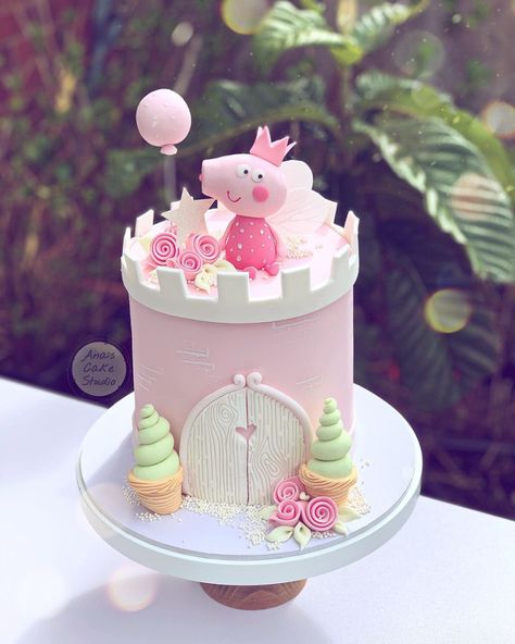 Tortas Peppa Pig, Peppa Pig Birthday Cake, Pig Birthday Cakes, Cake Tower, Pig Birthday Party, Peppa Pig Cake, Girly Cakes, Peppa Pig Birthday Party, Princess Birthday Cake