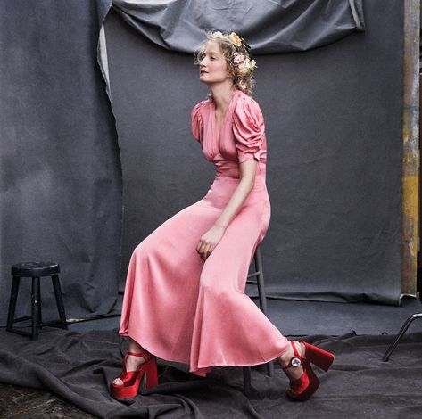 14 Countries, 14 Superstars: The Global Actors Who Know No Limits - Vogue Liv Lisa Fries, Hera Hilmar, Elizabeth Debicki, Vanessa Kirby, Parisienne Chic, Vogue Us, Drape Sleeves, Michael Kors Collection, Fun Fashion