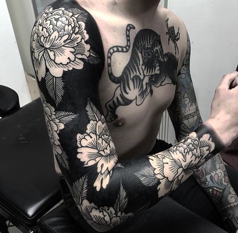 Negative Tattoo, White Flower Tattoos, Herren Hand Tattoos, Black Sleeve Tattoo, Negative Space Tattoo, Shape Tattoo, Floral Tattoo Sleeve, Space Tattoo, Different Tattoos