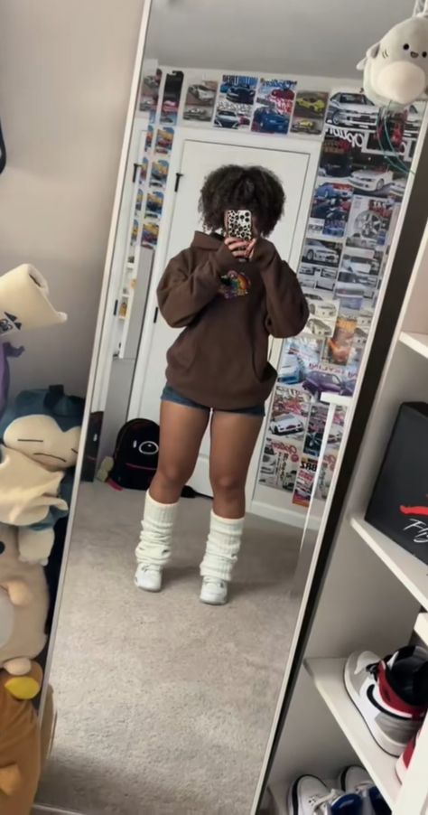 Her insta and tiktok is _janiyad #cute #fits #y2k #janiyad #bodygoals Fit Inspo For School Outfits Winter, Tomboy Cute Outfits, Ugly Outfits Funny, Cute Harajuku Outfits, Short Thick Body Outfits, Outfits For Wide Shoulders, Alt Outfits Black Women, Alternative Fashion Black Women, Let Warmer Outfits