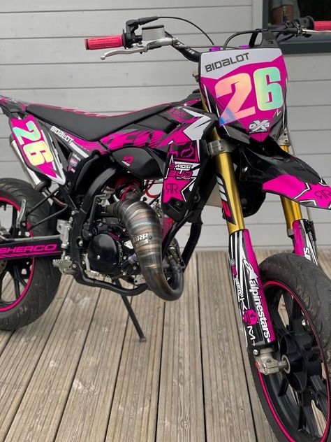 Moto Rose, Pink Dirt Bike, Kawasaki Dirt Bikes, Motocross Girls, Pink Motorcycle, Dirt Bike Gear, Moto 50cc, Motocross Love, Cool Dirt Bikes