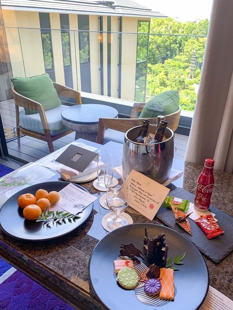 An ice bucket with local beer, Kit Kats, oranges, and gorgeous Japanese cookies as a welcome amenity at Four Seasons Hotel Kyoto. La Jolla Mom Firm Mattress Topper, Japanese Cookies, Japanese Hotel, Beer Kit, Luxury Family, Hotel Amenities, Local Beer, Hong Kong Travel, Las Vegas Hotels