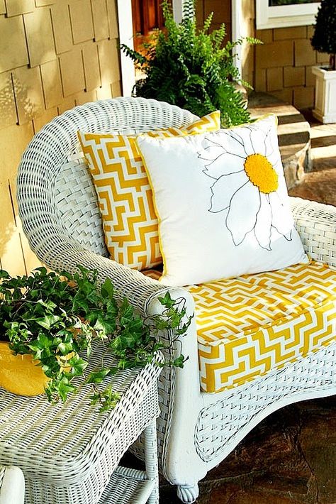 Summer Front Porch Color of Year ...Yellow - Duke Manor Farm Summer Porch Decor, Yellow Cottage, Porch Colors, Summer Front Porches, Country Porch, Summer Porch, Yellow Houses, Casa Exterior, Front Porch Decorating