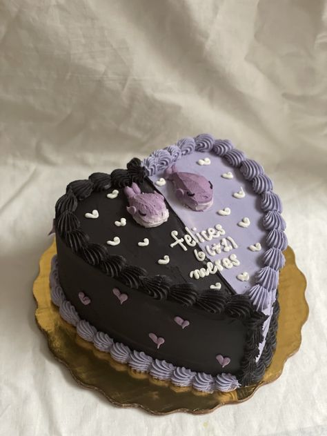 Pastel Purple Birthday Theme, Black And Purple Birthday Cake, Dark Purple Cake, Purple And Black Cake, Bentos Cake, Lambeth Cake, Purple Cakes Birthday, Bts Cake, Lavender Cake