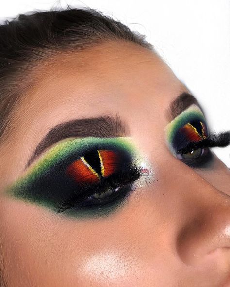 Dragon Eye Makeup Halloween, Dragon Queen Makeup, Dragon Makeup Tutorial, Eye Makeup Ideas Colorful, Dragon Halloween Makeup, Dragon Makeup Halloween, Fun Halloween Makeup Looks, Dragon Eye Makeup, Dragon Makeup Look