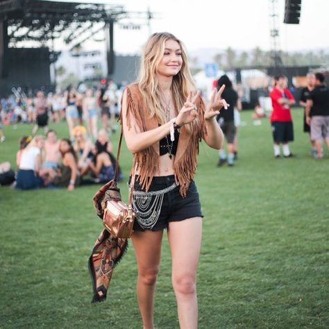 Gigi Hadid Coachella, Crochet Bra Top, Coachella 2015, Coachella Looks, Black Pinterest, Festival Mode, Bella Gigi Hadid, Gigi Hadid Style, Festival Chic