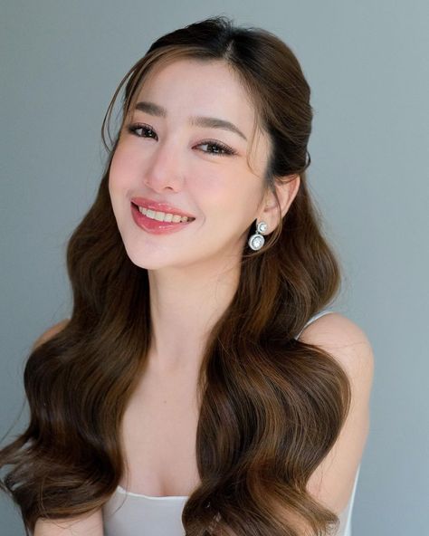 Minimalist Makeup Asian, Timeless Half Up Half Down Wedding Hair, Wedding Hairstyles Korean Brides, Korean Makeup Bridal, Asian Wedding Hairstyles Half Up, Bridal Hair And Make Up, Korean Wedding Makeup The Bride, Korean Wedding Makeup Look, Hair Do Bridesmaid